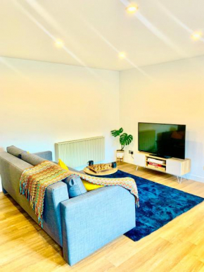 Charming modern cosy 2 bedroom flat close to town